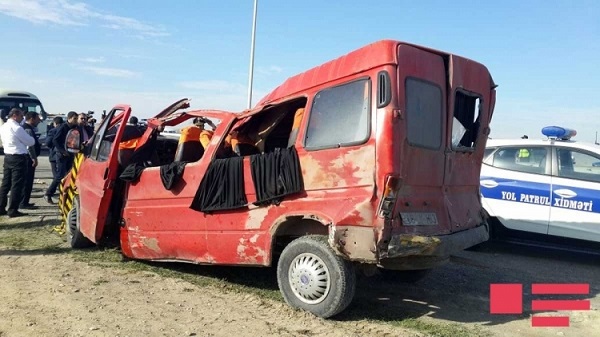 В Астаре микроавтобус столкнулся с грузовиком: есть погибшие и раненые